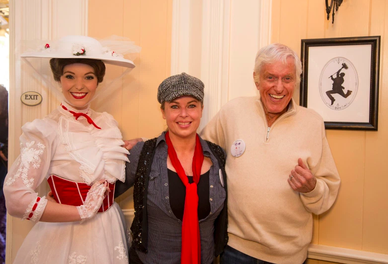 En esta fotografía proporcionada por los Parques Disney, la leyenda de Disney Dick Van Dyke, su esposa Arlene Silver y Mary Poppins celebran su 90 cumpleaños en Disneyland el 13 de diciembre de 2015.