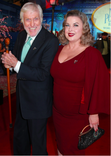 Dick Van Dyke y Arlene Silver asisten al estreno de 'El regreso de Mary Poppins' de Disney el 29 de noviembre de 2018 en Los Ángeles, California.