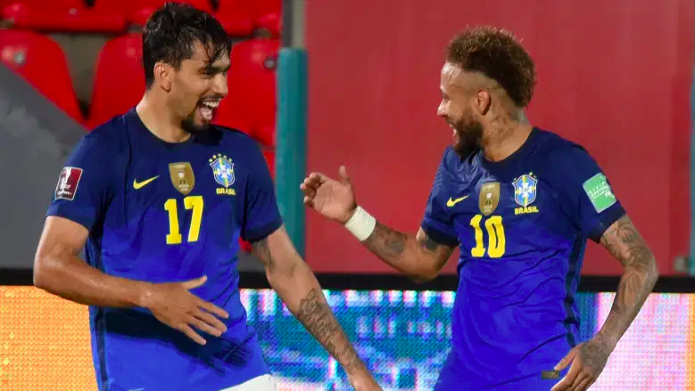 Lucas Paquetá de Brasil celebra con su compañero Neymar.