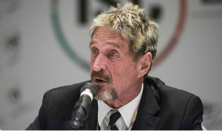 John McAfee, fundador de la Empresa Antimónimo Anti-Virus, habla a periodistas de la Conferencia de Seguridad de Internet de China en Beijing el 16 de agosto de 2016.