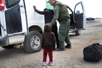Estremecedor momento en que niño de 5 años es abandonado en la frontera: [Video]