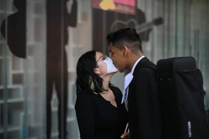 Lanzan advertencia sobre sexo entre vacunados y no vacunados del COVID