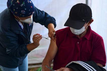 ¿Personas vacunadas contra el COVID pueden transmitir el virus?: Reporte