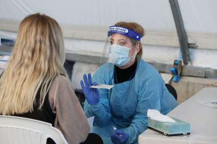 Mujer se hace test COVID-19 y hallan algo increíble en su nariz: ¿Qué tenía alojado?