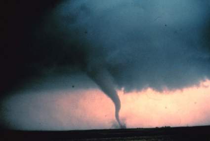Tornado en República Checa deja tres muertos y decenas de heridos: [VIDEO]