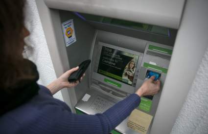 Florida: mujer va al cajero y encuentra depositados 1000 millones: ¿Qué pasó?