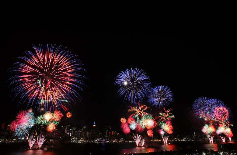 El horizonte de la ciudad de Nueva York se ve en la distancia mientras los fuegos artificiales estallan sobre el río Hudson durante el espectáculo de fuegos artificiales de Macy's el 4 de julio de 2009 en Weehawken, Nueva Jersey.