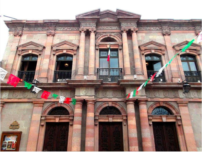 El Teatro Ángela Peralta en México recibe su nombre en su honor.