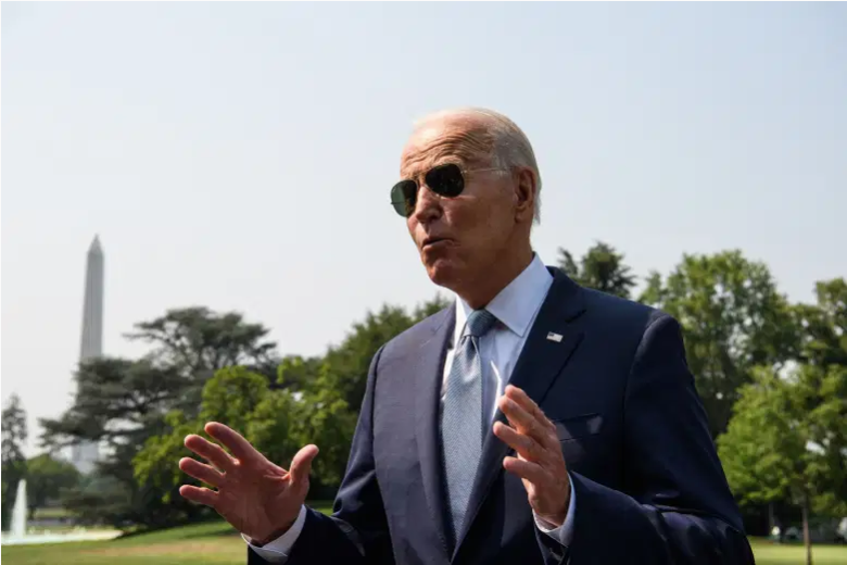 El presidente de los Estados Unidos, Joe Biden, habla con los medios de comunicación cuando sale de la Casa Blanca en Washington, DC, el 7 de julio de 2021 en ruta a Illinois.