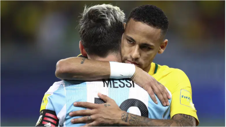 Neymar y Messi se abrazan durante una eliminatoria mundialista