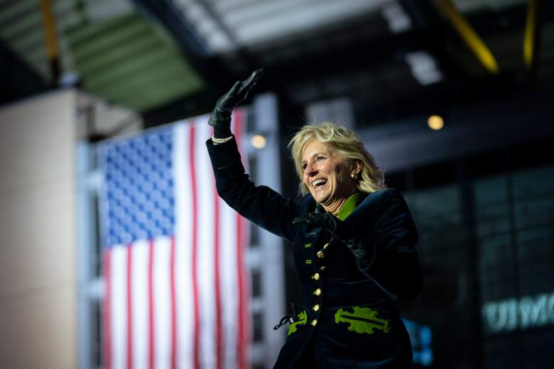 La Dra. Jill Biden llega para hablar en apoyo de su esposo, el candidato presidencial demócrata Joe Biden durante un mitin de campaña en el Heinz Field el 2 de noviembre de 2020 en Pittsburgh, Pensilvania.