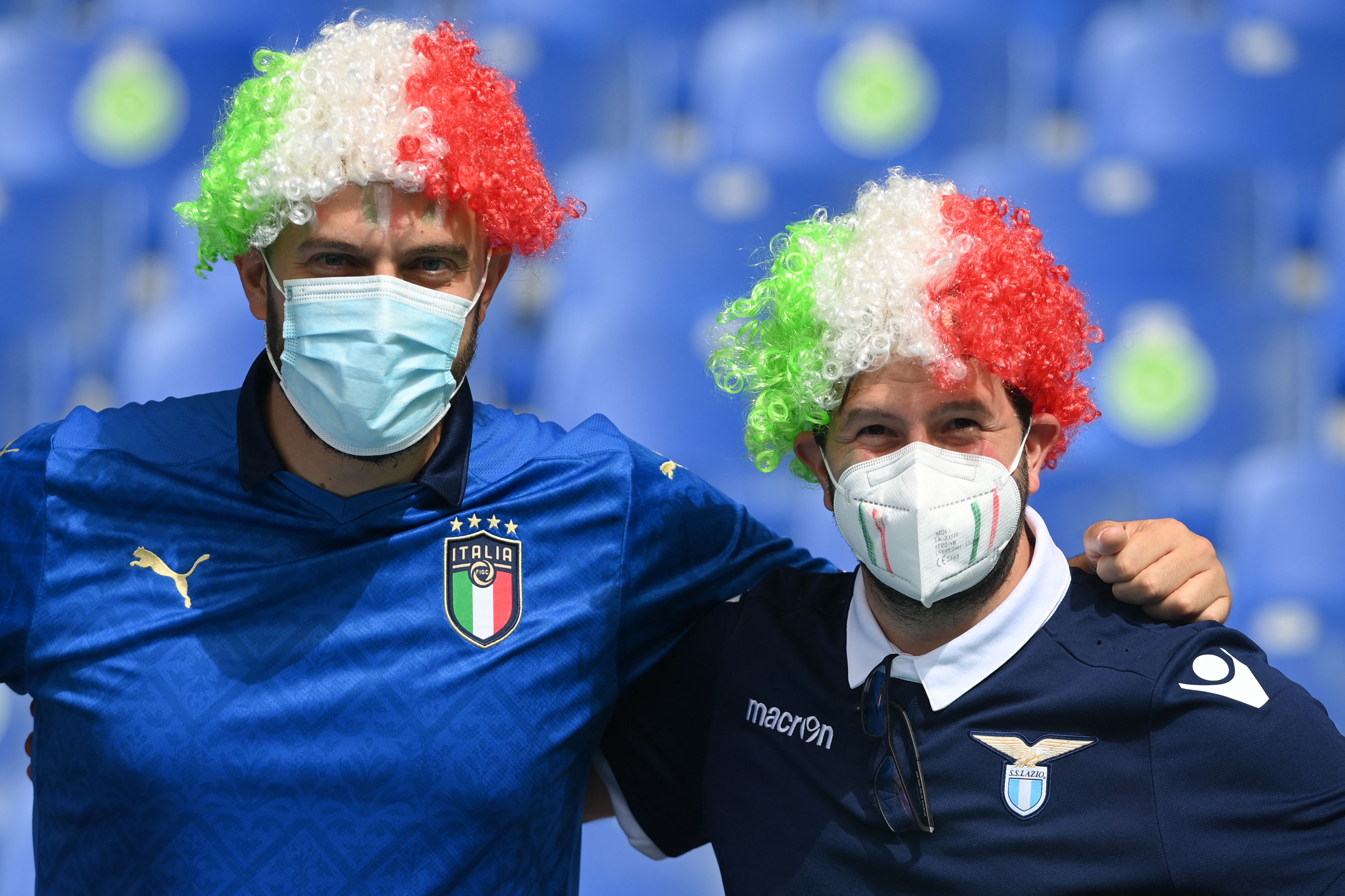 Los fanáticos de Italia posan con máscaras como precaución contra la transmisión del nuevo coronavirus antes del partido de fútbol del Grupo A de la UEFA EURO 2020 entre Italia y Gales en el Estadio Olímpico de Roma el 20 de junio de 2021