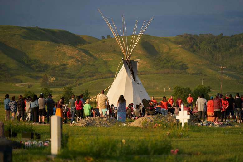 Cientos de personas se reúnen para una vigilia en un campo donde se descubrieron restos humanos en tumbas sin marcar en el sitio de la antigua Escuela Residencial Indígena Marieval en la Primera Nación Cowessess en Saskatchewan el 26 de junio de 2021.