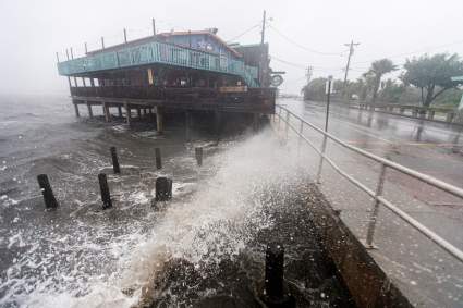 Tormenta Elsa llegó a Florida y ya causó estragos: 26,000 hogares están sin luz