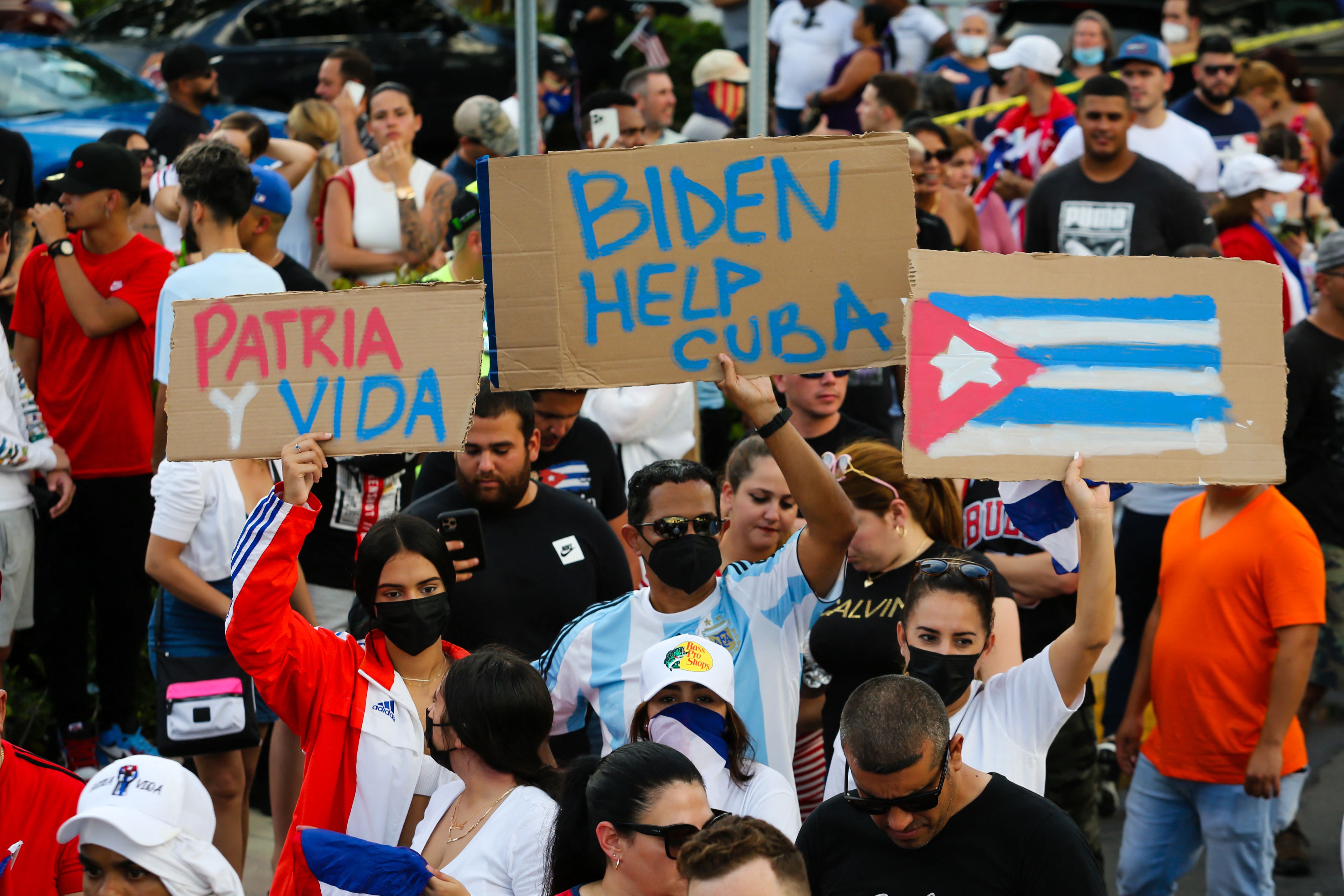 La gente se manifiesta, algunos con pancartas que dicen "Patria y Vida" y con la bandera nacional cubana, durante una protesta contra el gobierno cubano en Miami el 11 de julio de 2021.