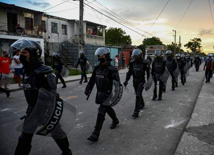 Cuba: Brutal ataque contra manifestante desarmado – IMÁGENES FUERTES