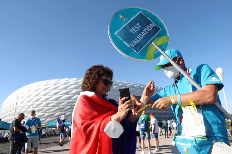 Un fanático de Francia recibe una pulsera de un puesto de validación de prueba fuera del estadio después de dar negativo para Coronavirus antes del partido del Grupo F del Campeonato de la UEFA Euro 2020 entre Francia y Alemania en el Allianz Arena el 15 de junio de 2021 en Múnich.