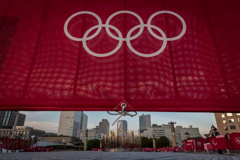 Un caldero olímpico se ve en el puente Yume-no-Ohashi el 21 de julio de 2021 en Tokio, Japón.