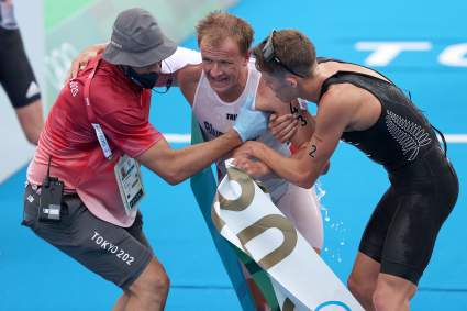 Tokio 2020: Ganó el oro en triatlón y se desvaneció al llegar a la meta: [VIDEO]