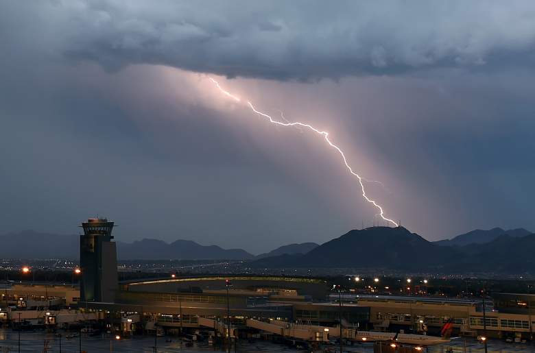 Relámpagos al este de Black Mountain durante una tormenta eléctrica el 6 de julio de 2015 en Las Vegas, Nevada.