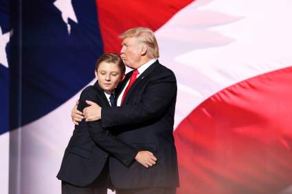Barron, el hijo menor de Trump, sorprende por lo grandísimo que está: Mira estas fotos