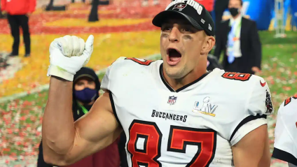 VIDEO: Rob Gronkowski y entrada al los entrenamientos de los Bucs muy divertida