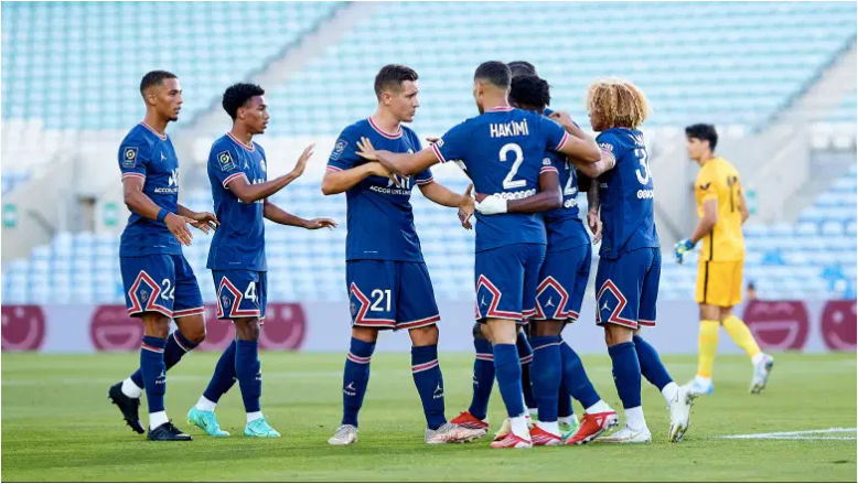 Mauro Icardi del Paris Saint Germain celebra marcar un gol con sus compañeros de equipo.