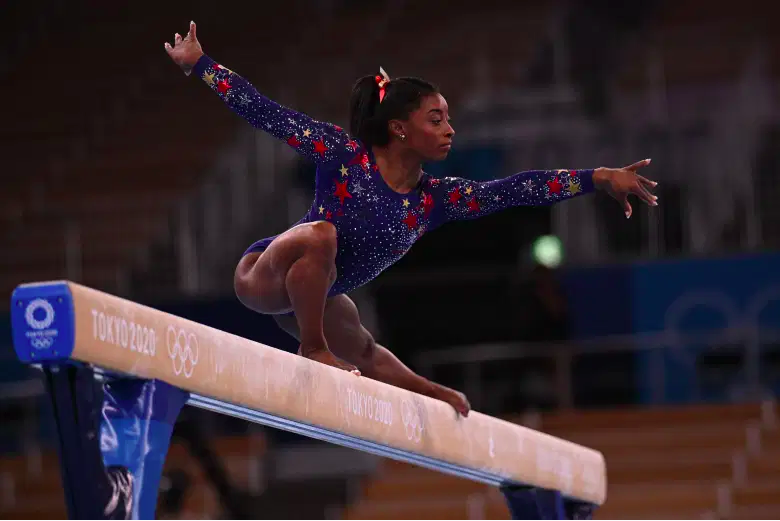 Simone Biles de EE. UU. Compite en el evento de gimnasia artística en barra de equilibrio de la clasificación femenina durante los Juegos Olímpicos de Tokio 2020 en el Centro de Gimnasia Ariake en Tokio el 25 de julio de 2021 (Foto de Martin BUREAU / AFP) (Foto de MARTIN BUREAU / AFP vía Imágenes falsas)