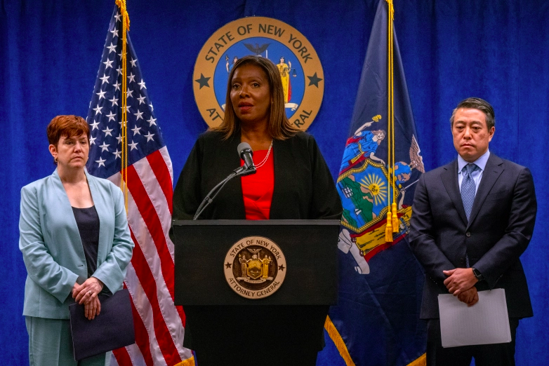 La procuradora general de Nueva York, Letitia James, y los investigadores independientes Anne L. Clark y Joon H. Kim presentan los hallazgos de una investigación independiente sobre las acusaciones de varias mujeres de que el gobernador de Nueva York, Andrew Cuomo, las acosó sexualmente el 3 de agosto de 2021 en la ciudad de Nueva York.