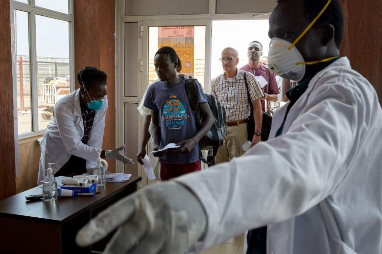 Pasajeros de un vuelo internacional sometidos a un control de temperatura en el Aeropuerto Internacional de Juba en Juba, Sudán del Sur el 31 de enero de 2020.-