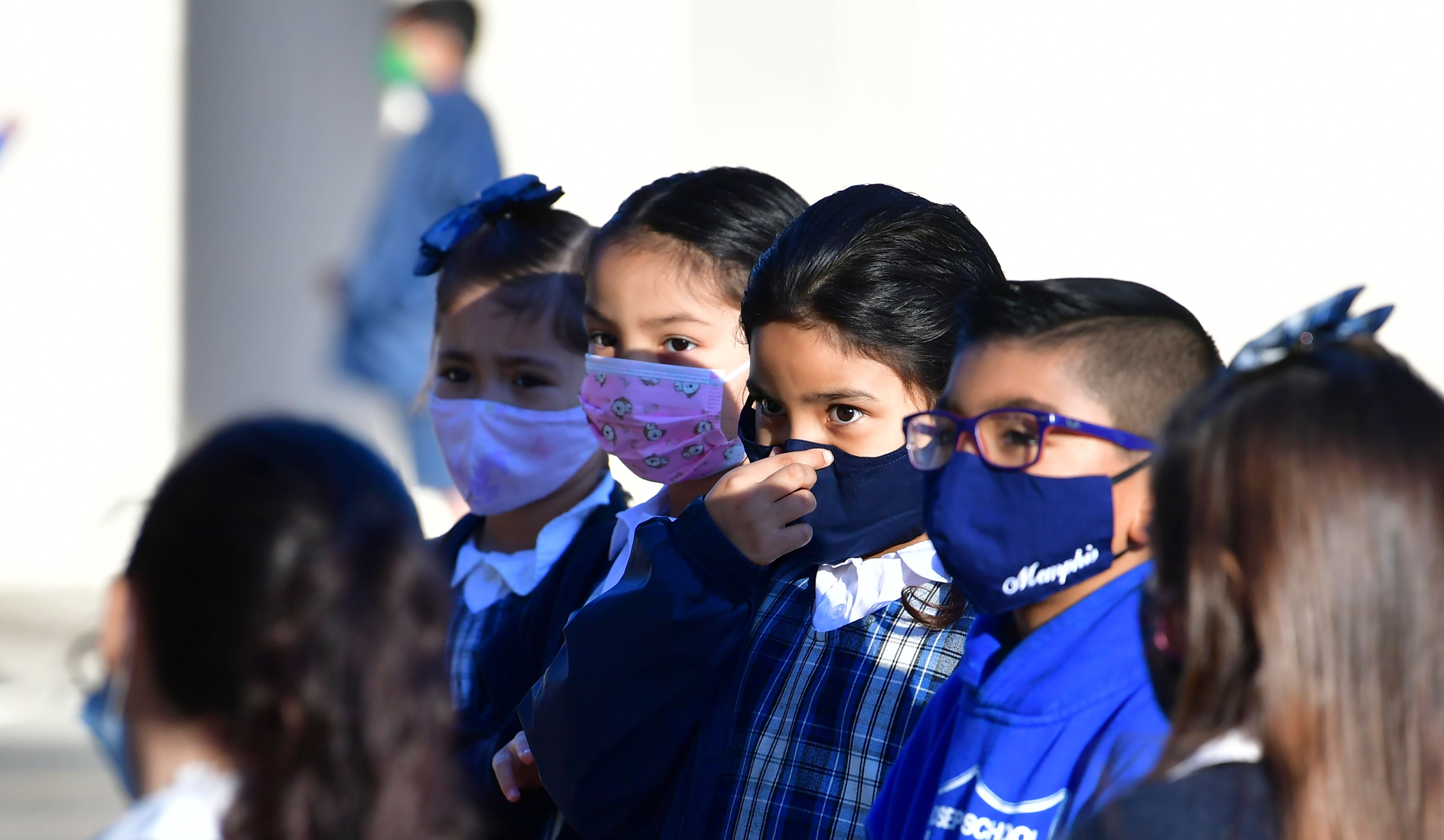 Una alumna se ajusta la mascarilla en la escuela católica St. Joseph en La Puente, California, el 16 de noviembre de 2020