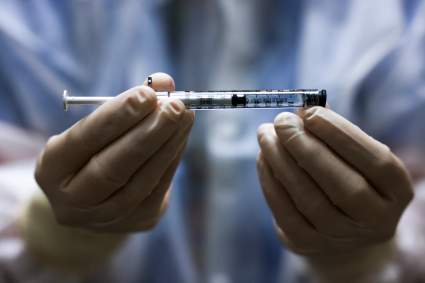 FDA autoriza tercera vacuna del COVID-19: ¿En qué pacientes?