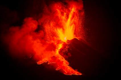 Espectacular erupción del volcán Etna vuelve a paralizar a Italia – Videos