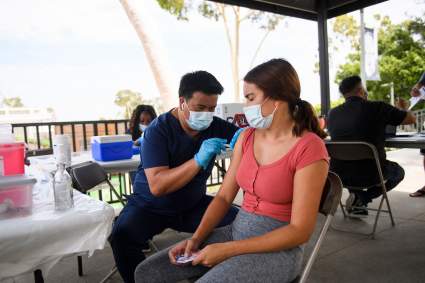 Anuncian 3a dosis de vacuna COVID para todos: ¿Cuándo empezarán a ponerla?