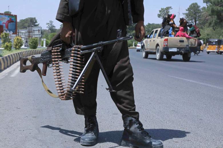 Un combatiente talibán monta guardia en una calle de Herat el 14 de agosto de 2021.