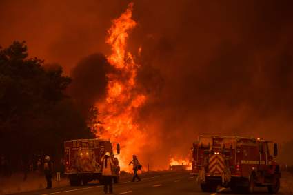 California en llamas: el fuego destroza casas y cierra parques nacionales – Videos