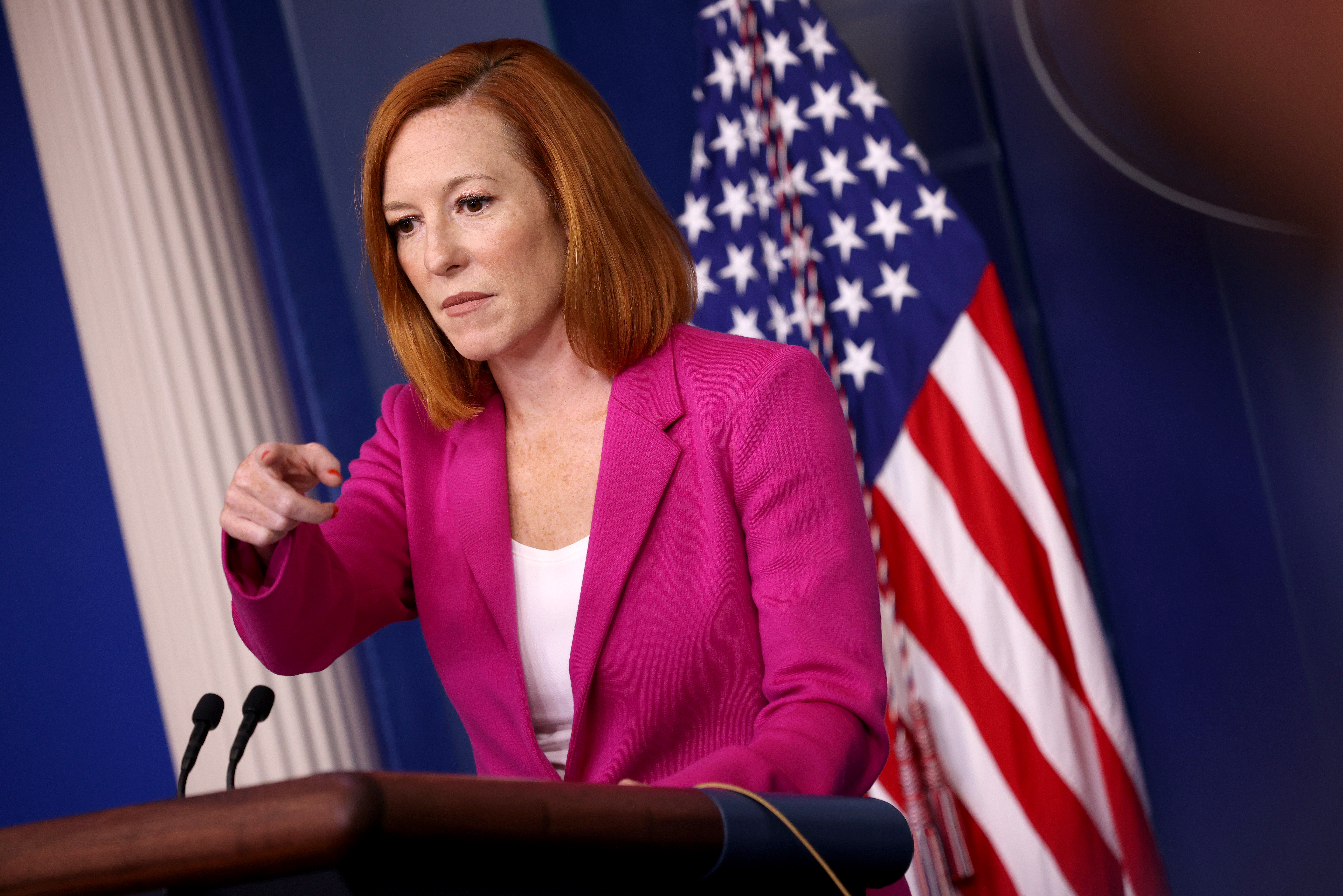 La secretaria de prensa de la Casa Blanca, Jen Psaki, responde preguntas durante la sesión informativa diaria del 4 de agosto de 2021 en Washington, DC.