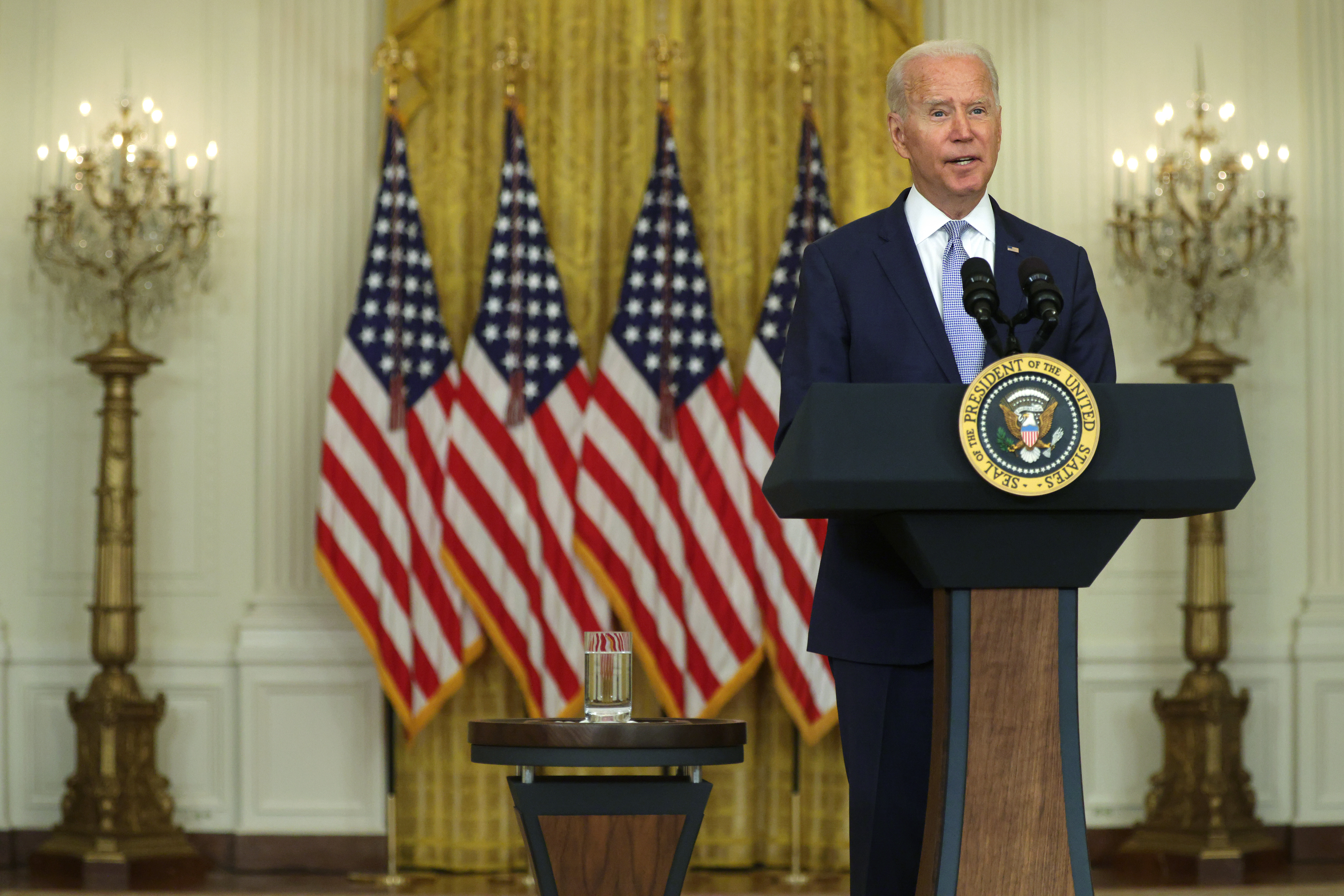 El presidente de los Estados Unidos, Joe Biden, ofrece comentarios durante un evento en el East Room en la Casa Blanca el 12 de agosto de 2021 en Washington, DC.