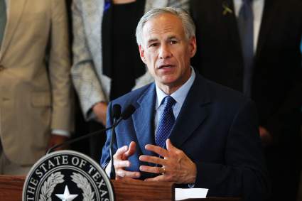 El gobernador de Texas se contagia de COVID-19 tras oponerse al barbijo