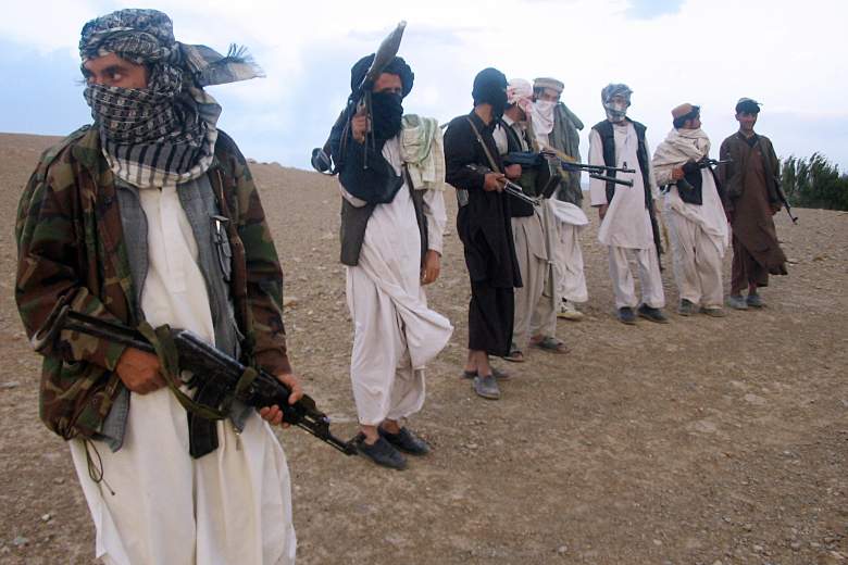 En esta fotografía tomada el 26 de septiembre de 2008, los combatientes de la milicia talibán de Afganistán se encuentran en la ladera de una colina en Maydan Shahr en la provincia de Wardak, al oeste de Kabul.