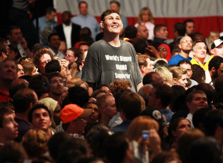 El residente de Rochester, Minnesota, Igor Vovkovinskiy, de 27 años, observa como el presidente Barack Obama llega para hablar sobre el cuidado de la salud durante un mitin en el Target Center el 12 de septiembre de 2009 en Minneapolis, Minnesota.