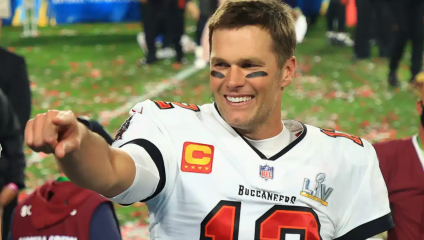 Tom Brady honra y se burla de su ex compañero de cuarto en la universidad