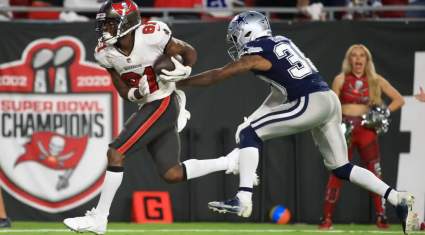 Bruce Arians le hace broma divertida a Antonio Brown: ¿Qué hizo?