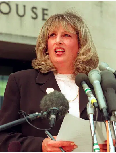 Linda Tripp habla con periodistas fuera del Palacio de Justicia Federal el 29 de julio en Washington, DC, luego de su octavo d&iacute;a de testimonio ante el gran jurado que investiga el caso Monica Lewinsky.