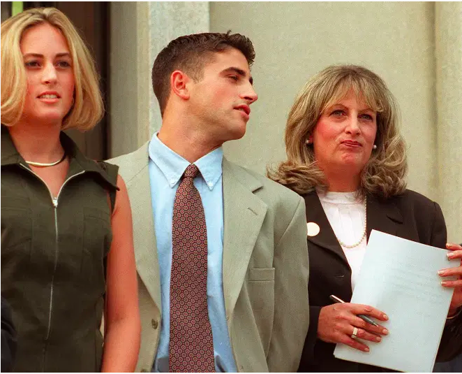 Linda Tripp (R) espera para hacer una declaraci&oacute;n a los periodistas junto a su hija Allison (L) y su hijo Ryan (C) frente al Palacio de Justicia Federal el 29 de julio en Washington, DC, despu&eacute;s de su octavo y &uacute;ltimo d&iacute;a de testimonio ante un gran federal jurado.
