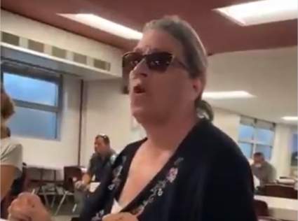 [VIDEO]: Mujer antimáscara en reunión: ”Preferiría ver a esta escuela hecha cenizas”