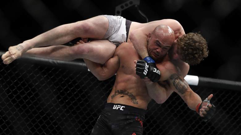 Robbie Lawler levanta a Ben Askren antes de golpearlo contra la colchoneta durante UFC 235 en T-Mobile Arena el 02 de marzo de 2019 en Las Vegas, Nevada.