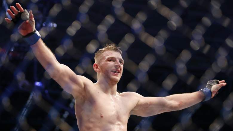 Dan Hooker celebra su victoria sobre Al Iaquinta durante UFC 243 en Marvel Stadium el 6 de octubre de 2019 en Melbourne, Australia.