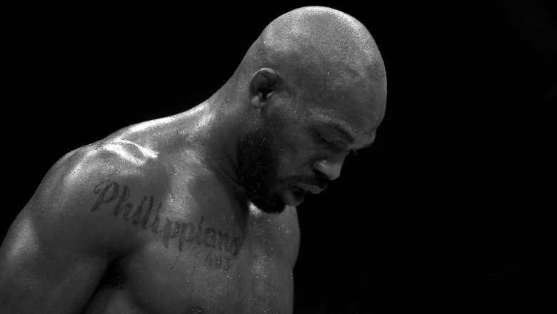 Jon Jones camina hacia su esquina entre rondas contra Dominick Reyes en su pelea por el campeonato de peso semipesado de UFC durante UFC 247 en Toyota Center el 8 de febrero de 2020 en Houston, Texas.