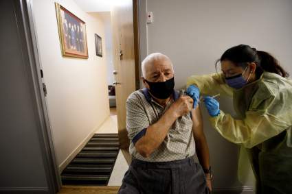 FDA autoriza tercera dosis de vacuna para mayores de 65 años